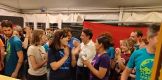 Giuseppe Conte (M5S) torna a Vicenza il 30 agosto per le Fornaci Rosse: «Da qui riparte il cambiamento in Veneto» Il presidente dei 5Stelle Conte fra i ragazzi di Fornaci Rosse (foto di Gianni Poggi per ViPiu.it)