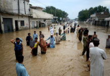 Pakistan: Save the Children, almeno 11 milioni di bambini colpiti dalle inondazioni. Corsa contro il tempo per evitare conseguenze estreme pakistan inondazioni