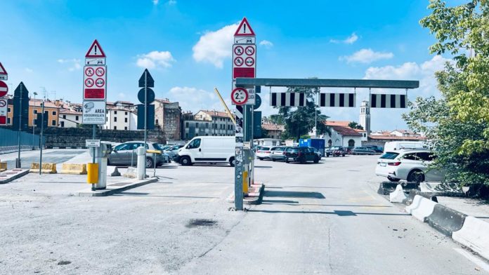 Sosta al park parcheggio Fogazzaro di Vicenza con sbarre alzate parcheggi internet veloce