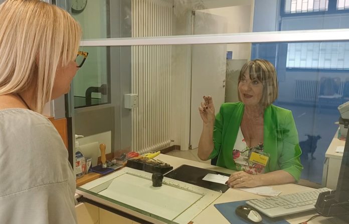 dipendente poste italiane parla lingua dei segni lingua dei segni