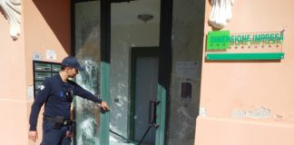 Thiene, portone distrutto a sassate: arrestato durante il mercato settimanale un 21enne di Schio portone distrutto
