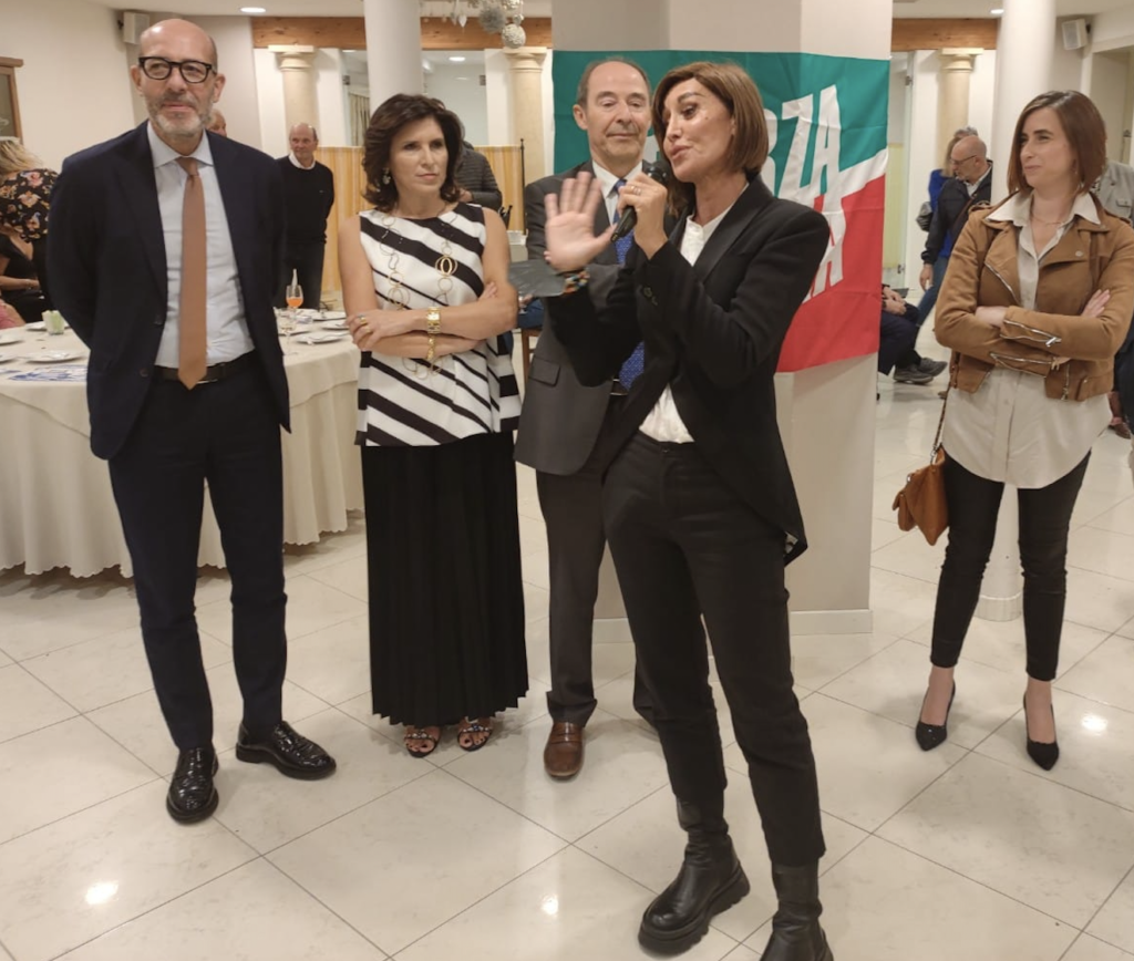 Anna Maria Bernini con i candidati vicentini di FI (da sx Trevisan e Olivo alla Camera, Zanettin al Senato, Fanton alla Camera) - foto di Gianni Poggi