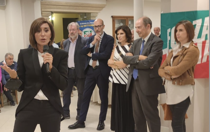 Annamaria Bernini parla ai presenti, ai candidati vicentini Trevisan, Olivo, Zanettin e Fanton accompagnati dal coordinatore regionale Zuin (il terzo da sx) - foto di Gianni Poggi