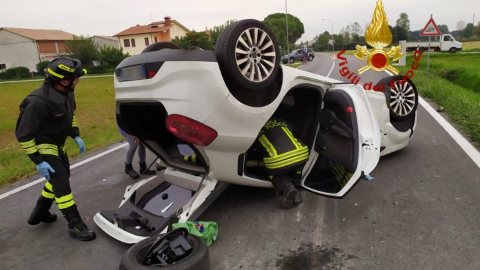 Auto rovesciata in località Scaldaferro di Pozzoleone, intervengono Vigili del fuoco