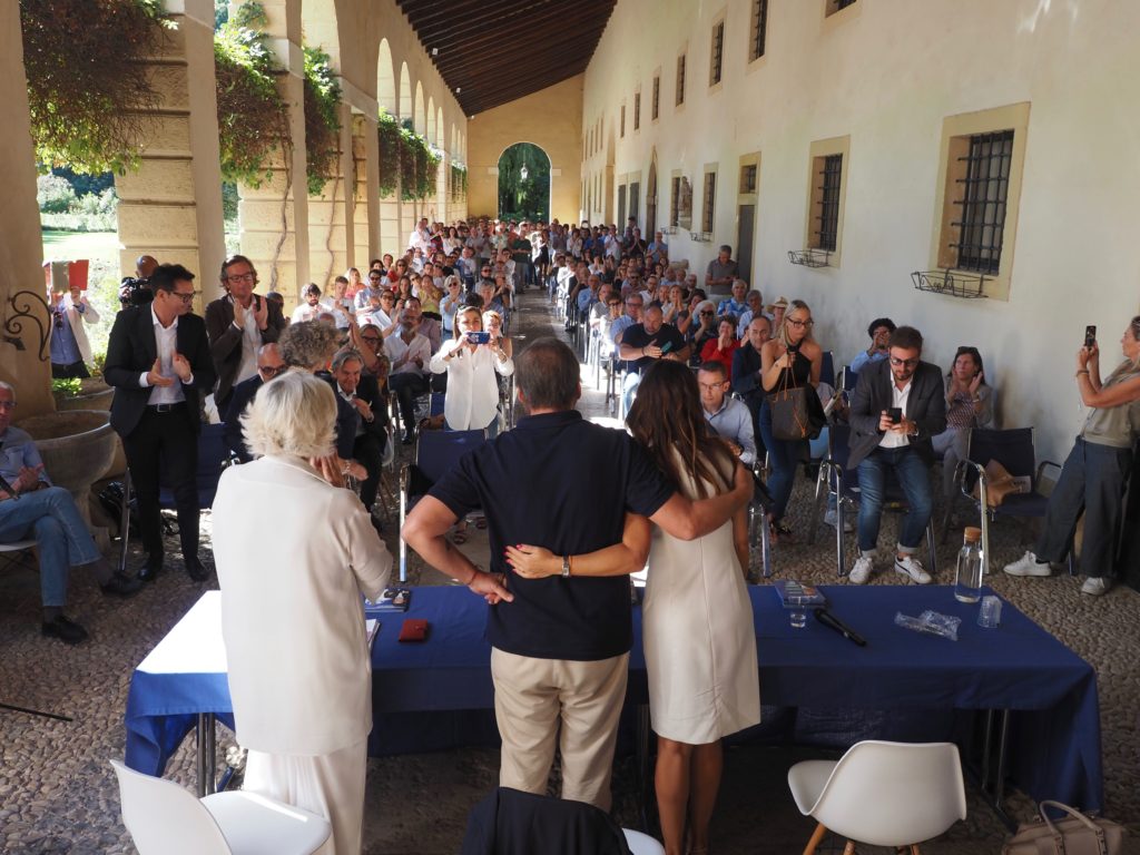 Calenda e Sbrollini di spalle alla barchessa di Villa Zileri a Monteviale (foto Maurizio Morelli)