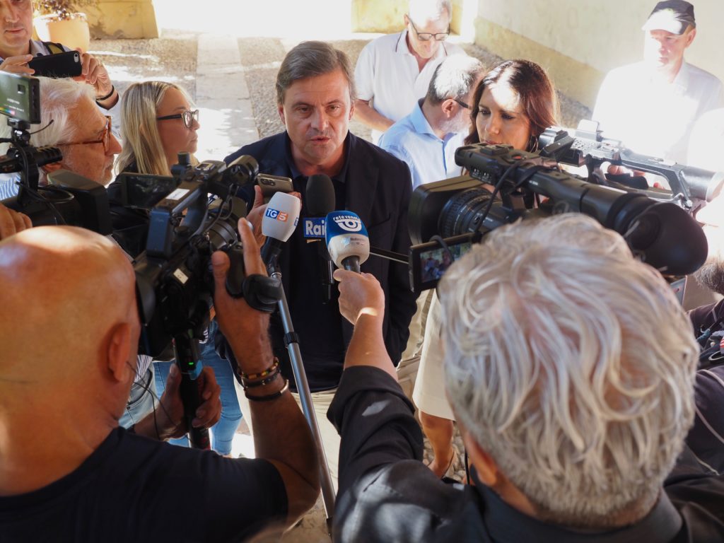Carlo Calenda con la stampa, il 1° da sx è il nostro Gianni Poggi (foto di Maurizio Morelli)