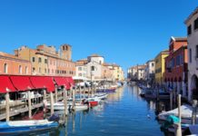 Chioggia: un borgo unico tra calli, canali, darsene e mercatini Chioggia fra cielo e mare, case e barche colorate