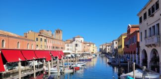 Chioggia: un borgo unico tra calli, canali, darsene e mercatini Chioggia fra cielo e mare, case e barche colorate