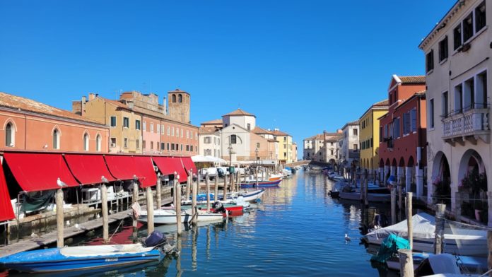 Chioggia fra cielo e mare, case e barche colorate