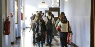 Genova, ha malore a scuola poi studentessa confida ai prof: “Un amico mi ha violentata”