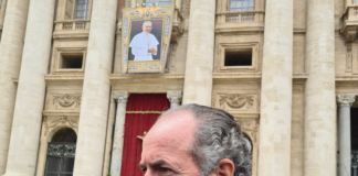 Beatificato Giovanni Paolo I, Zaia: “Col drappo su è apparso il sorriso del papa, prete agordino, vescovo di Vittorio Veneto e patriarca di Venezia” Giovanni Paolo I, il drappo del Beato e Luca Zaia