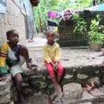 Haiti: Save the Children, oltre 2,2 milioni di bambini in difficoltà per l’ondata di violenza in tutto il Paese bambini di haiti bloccati ad azione
