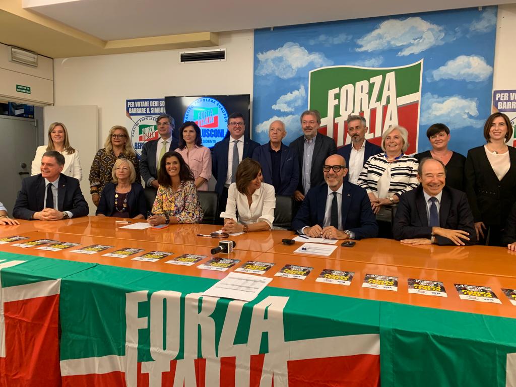 Rossella Olivo (quarta in piedi da sx), Pierantonio Zanettin (ultimo seduto a dx) con alcuni altri candidati Forza Italia alle Politiche