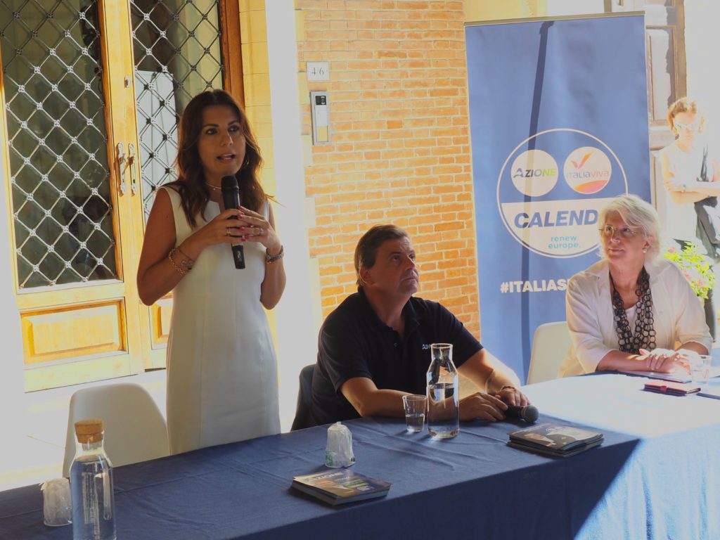 Sen. Daniela Sbrollini e Marica Dalla Valle, segretaria provinciale di Azione, con Carlo Calenda (foto Maurizio Morelli)