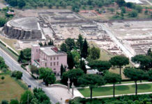 Perché Lazio e Roma, un po’, e di più Riviera di Ulisse e Cassinate con gli Aurunci “atterrano” su ViPiu.it, nato a Vicenza ma ora in volo anche altrove… Il teatro romano di Minturnae accanto al cimitero dove risposano le spoglie dei soldati inglesi della II Guerra Mondiale morti nella campagna di Monte Cassino