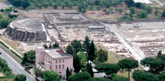 Perché Lazio e Roma, un po’, e di più Riviera di Ulisse e Cassinate con gli Aurunci “atterrano” su ViPiu.it, nato a Vicenza ma ora in volo anche altrove… Il teatro romano di Minturnae accanto al cimitero dove risposano le spoglie dei soldati inglesi della II Guerra Mondiale morti nella campagna di Monte Cassino
