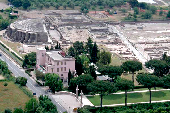 Il teatro romano di Minturnae accanto al cimitero dove risposano le spoglie dei soldati inglesi della II Guerra Mondiale morti nella campagna di Monte Cassino