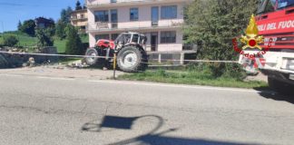 Tresche Conca di Roana, trattore si rovescia. Vigili del Fuoco di Asiago: passeggero 22enne in ospedale, conducente medicato sul posto Trattore rovesciato a Tresche Conca di Roana, intervengono vigili del fuoco di Asiago