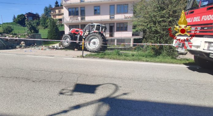 Trattore rovesciato a Tresche Conca di Roana, intervengono vigili del fuoco di Asiago