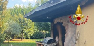 Tetto di un garage va a fuoco a Lonigo: i vigili del fuoco spengono le fiamme di circa 15 metri di copertura Vigili del fuoco spengono incendio a Lonigo