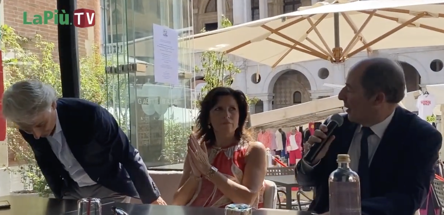 Zocca si siede, Olivo... sorride, Zanettin osserva (un frame del video del 25 agosto a Vicenza)