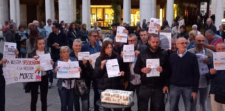 Caro bollette, commercianti e sindaco di Vicenza in piazza dei Signori per protestare caro bollette vicenza protesta piazza signori