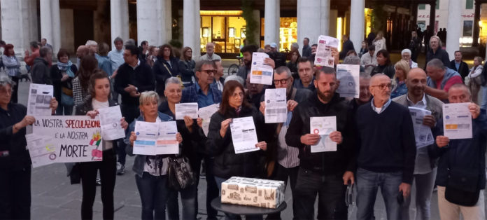 caro bollette vicenza protesta piazza signori