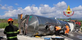 Colceresa, cisterna del latte ribaltata: ferito conducente e carico salvato cisterna del latte colceresa