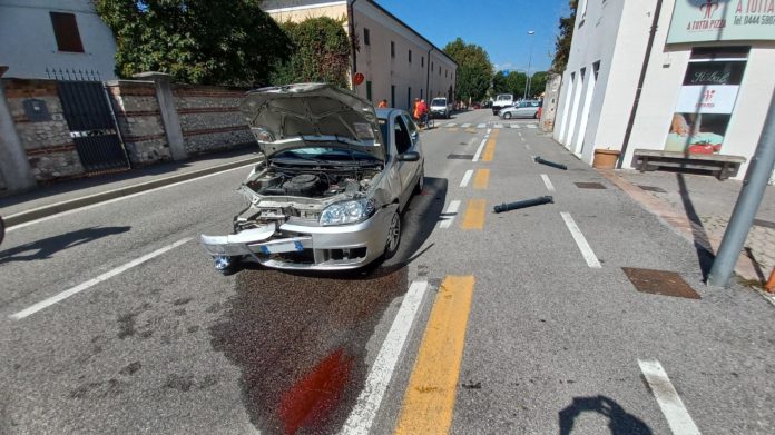 auto si schianta