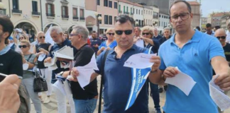 Caro bollette in Veneto. A Mestre le strappano in piazza. Codacons lancia lo “sciopero” dei pagamenti caro bollette in Veneto