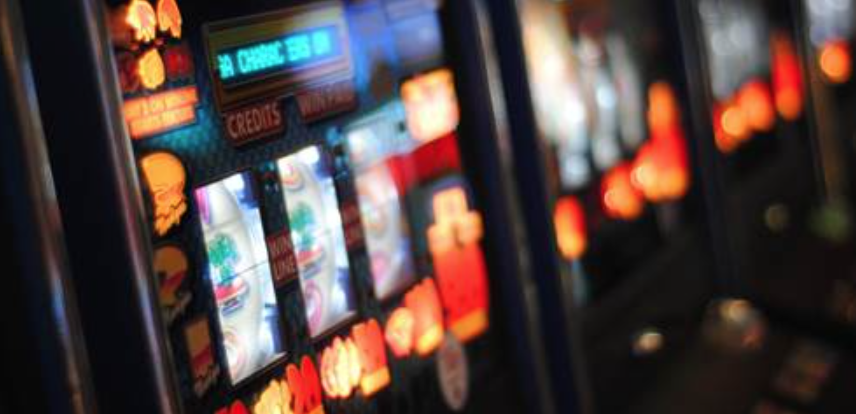 fuori orario sette slot machine distrutte accese minorenni sorpresi gioco irregolare