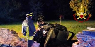 Torri di Quartesolo, fuoristrada con l’auto sfonda un muretto: ferita la conducente torri di quartesolo fuoristra auto muro prato vigili del fuoco
