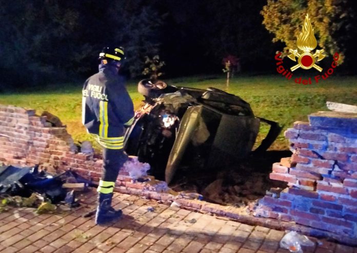 torri di quartesolo fuoristra auto muro prato vigili del fuoco