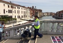 Poste Italiane, in Veneto il progetto di educazione postale Poste Italiane, un portalettere a Venezia