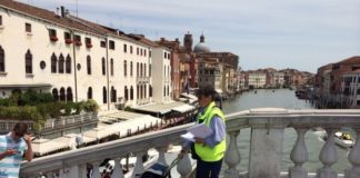 Poste Italiane, in Veneto il progetto di educazione postale Poste Italiane, un portalettere a Venezia