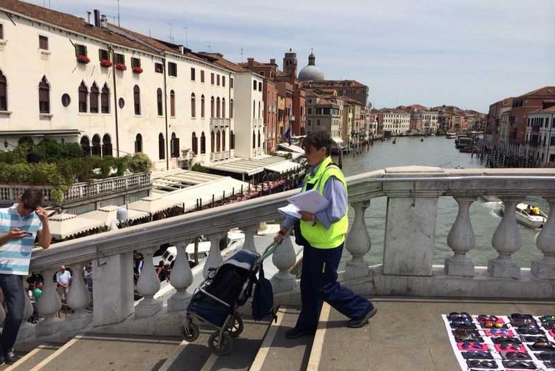 Poste Italiane, un portalettere a Venezia