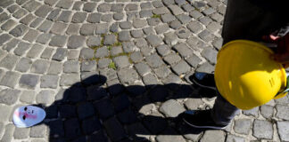 Morti sul lavoro. Qual è la realtà includendo le lavoratrici e i lavoratori non assicurati Inail? Morti sul lavoro, come ombre