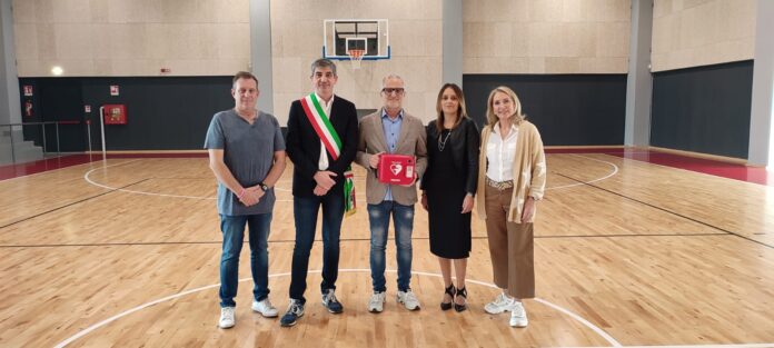 Defibrillatore consegnato alla palestra della cittadella degli studi di Montebello Vicentino