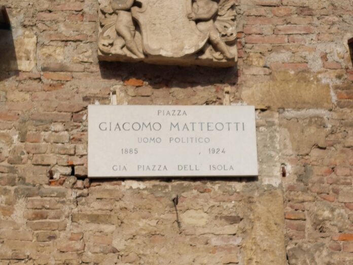 Piazza Giacomo Matteotti a Vicenza con la targa Uomo politico