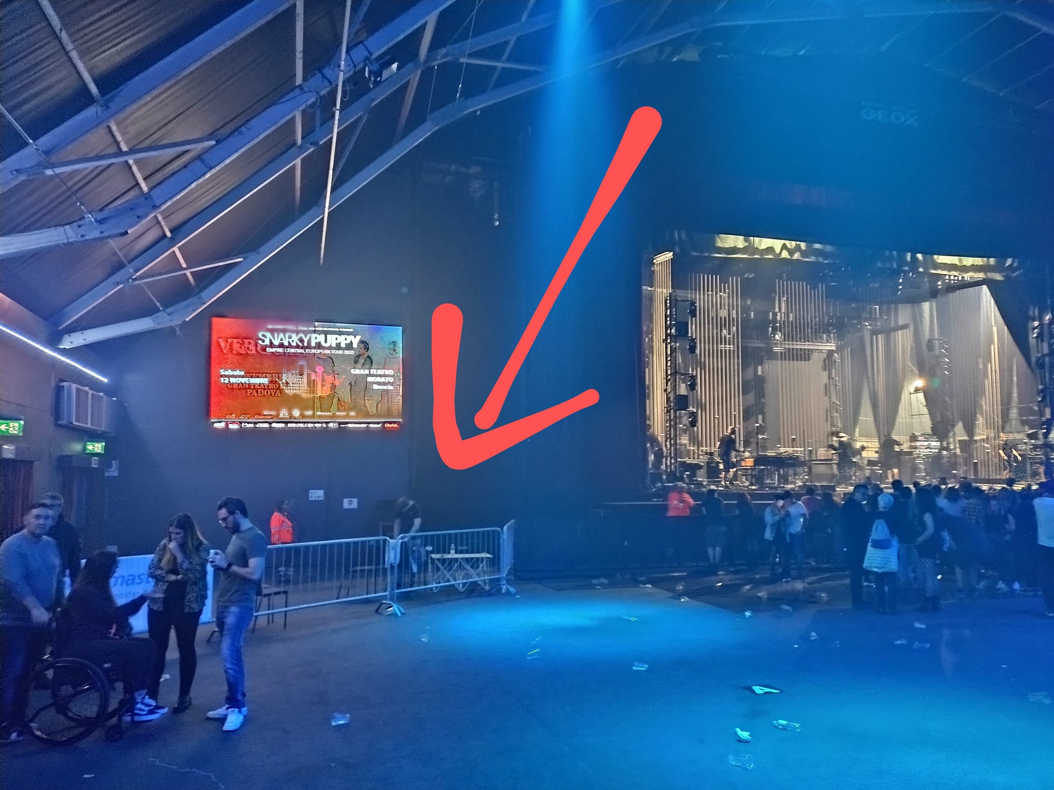 E., la disabile veneziana sistemata a un concerto a Padova in un angolo dietro i cameraman