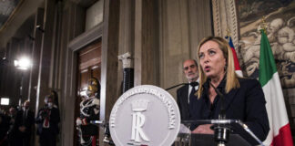 Giorgia Meloni va dal presidente Mattarella, riceve l’incarico, parlano un paio d’ore ed ecco la lista dei ministri. Domani giuramento Giorgia Meloni, dopo lungo incontro col presidente Mattarella, legge la lista dei ministri (foto Carconi-Ansa)