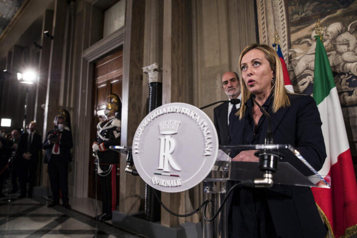 Giorgia Meloni, dopo lungo incontro col presidente Mattarella, legge la lista dei ministri (foto Carconi-Ansa)