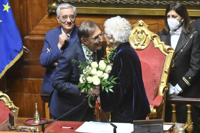 Il neo presidente del Senato La Russa omaggia con i fiori la sen. Liliana Segre (foto Ansa)