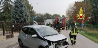 Incidente a Torri tra auto e autocompattatore igiene ambientale, intervenuti vigili del fuoco di Vicenza: un ferito e divelta una colonnina del gas In azione i vigili del fuoco di Vicenza