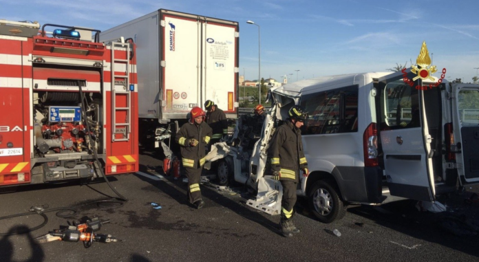 Inferno in A4, pulmino disabili contro Tir in coda