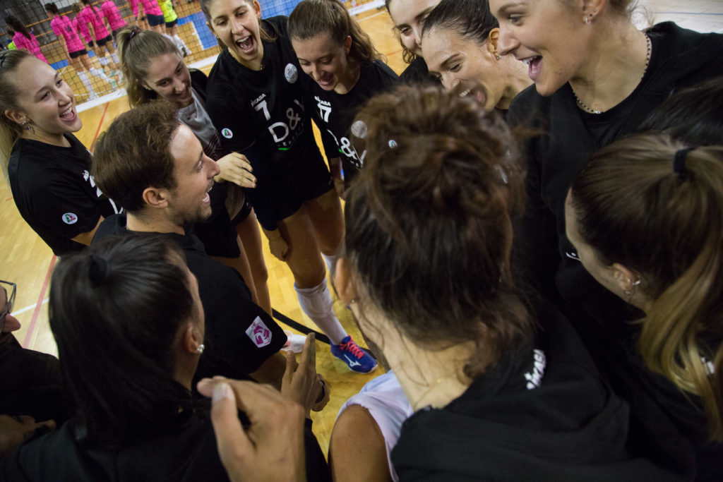 Ipag Sorelle Ramonda (foto Roberto Muliere), time out con coach Sinibaldi durante allenamento con Arena Team Volley