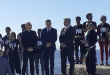 Lampedusa, 3 ottobre 2013: 368 vittime migranti. Nove anni dopo Fico: “L’Europa deve fare di più”. Mannino: “Questa Porta d’Europa arrivi a Bruxelles” Lampedusa, 3 ottobre 2022, la celebrazione ufficiale dei 338 morti di nove anni fa con presidente Camera Fico e sindaco Mannino (foto Maurizio Mascarin)