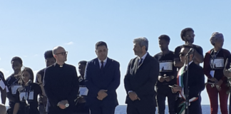 Lampedusa, 3 ottobre 2013: 368 vittime migranti. Nove anni dopo Fico: “L’Europa deve fare di più”. Mannino: “Questa Porta d’Europa arrivi a Bruxelles” Lampedusa, 3 ottobre 2022, la celebrazione ufficiale dei 338 morti di nove anni fa con presidente Camera Fico e sindaco Mannino (foto Maurizio Mascarin)