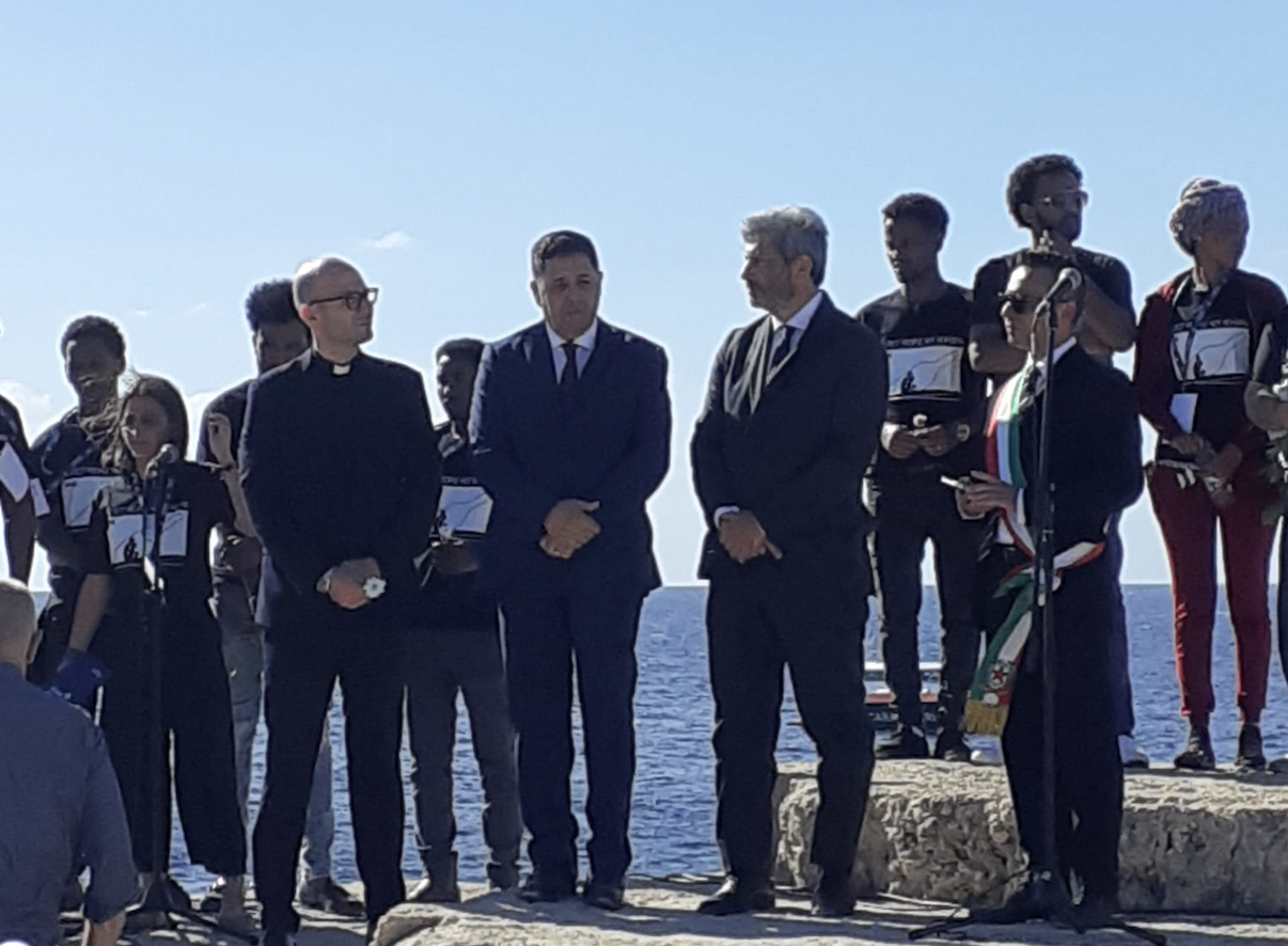 Lampedusa, 3 ottobre 2022, la celebrazione ufficiale dei 338 morti di nove anni fa con presidente Camera Fico e sindaco Mannino (foto Maurizio Mascarin)