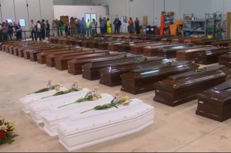 Le bare con parte dei 368 migranti (360 eritrei) morti a Lampedusa